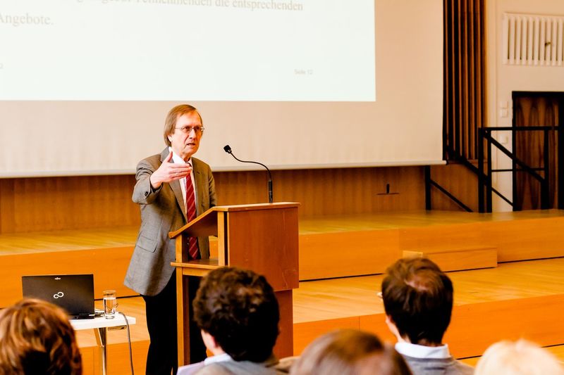 Prof. Oelkerswährend seines Vortrags