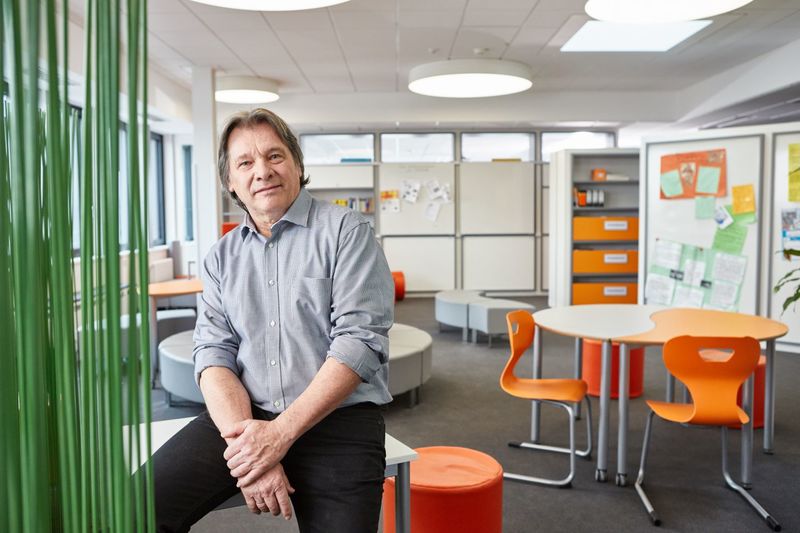 Schulleiter Günther Schmalisch in einem Klassenzimmer