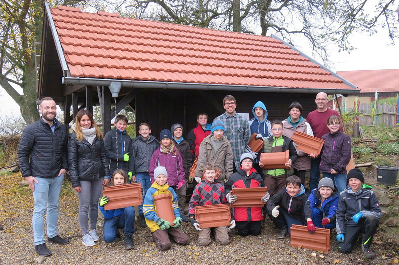 Kinder mit Ziegeln