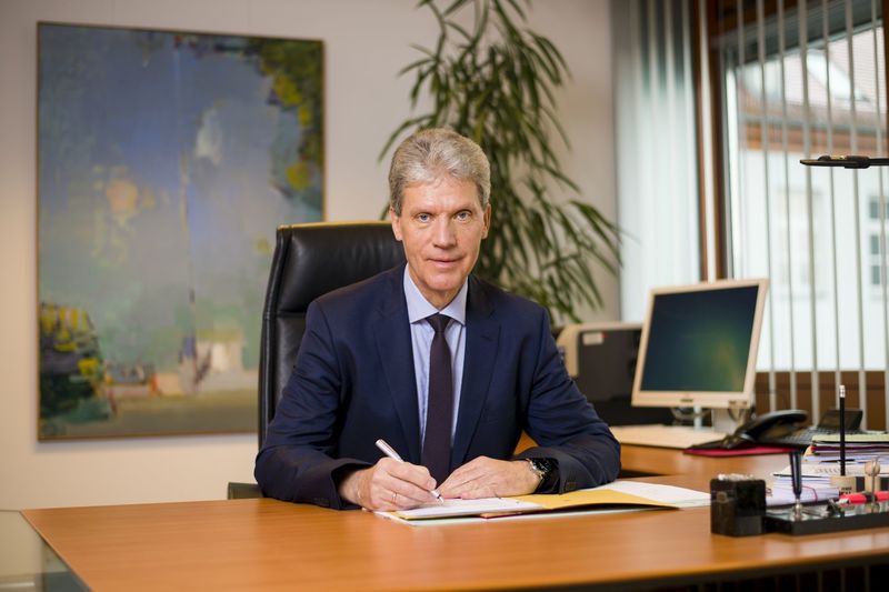 Helmut Holter am Schreibtisch