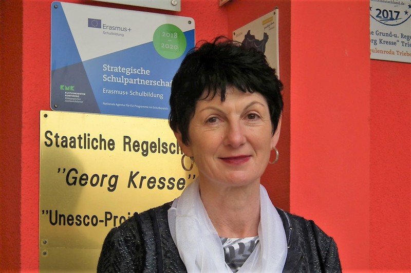 Undine Schröder am Eingang der Schule