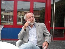 Lothar Potthoff vor der Kantine der Gesamtschule Ebsdorfergrund