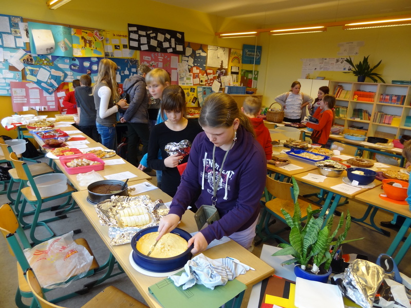 Schülerinnen und Schüler mit selbstzubereiteten Speisen