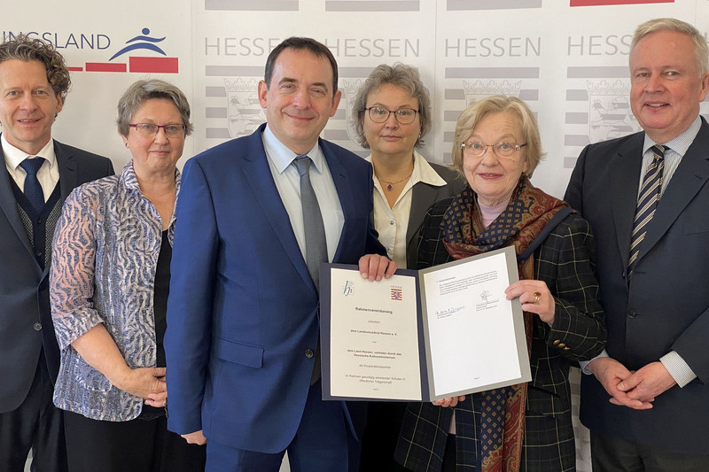 Kultusminister Alexander Lorz (4.v.r.), Beate Sondermann (3.v.r.) und Ursula Jungherr, Vorsitzende des Landesmusikrats (2.v.r.)