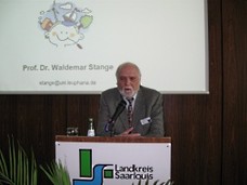 Ein Mann steht an einem Rednerpult und spricht.
