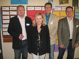 Gruppenfoto von drei Männern und einer Frau