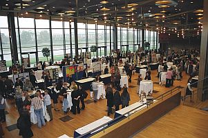 Blick auf die Kongresshalle mit den Ausstellerschulen