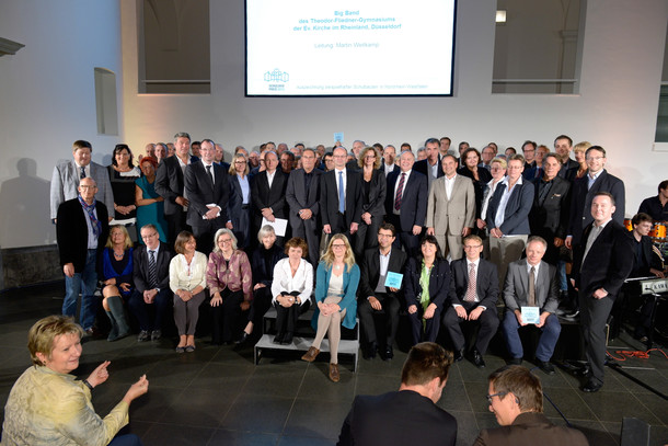 Preisträgerinnen und Preisträger mit Ministerin Löhrmann