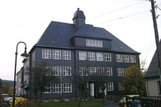 Das Schulgebäude in Schmiedefeld