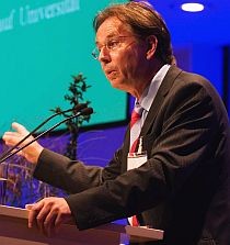 Schulinspektor Rob L. Schouten am Rednerpult