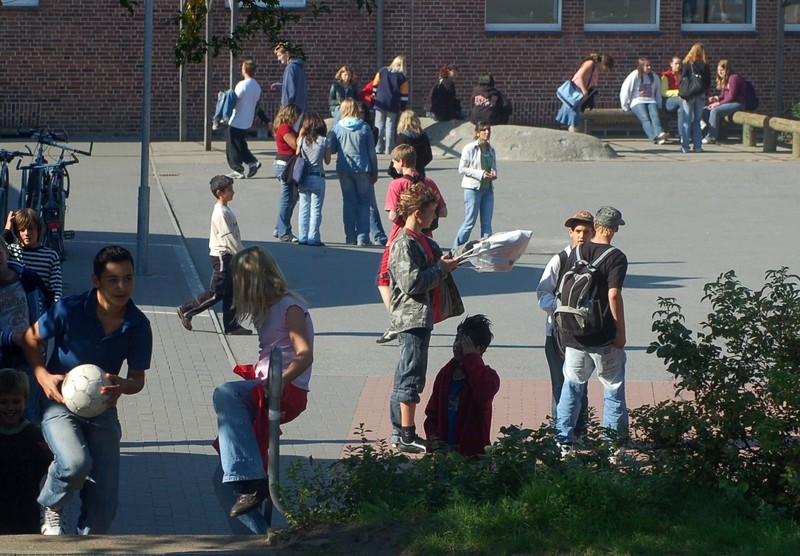 Schülerinnen und Schüler auf dem Pausenhof