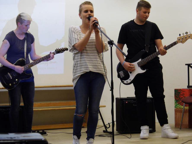 Schülerband auf der Bühne