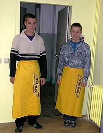 Zwei Schüler mit Schürzen