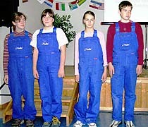 Schülerinnen und Schüler in Arbeitskleidung