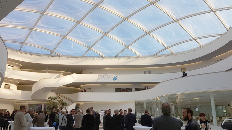 Blick durch das Dach des Foyers des Neuen Gymnasiums Bochum