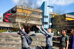 Schüler auf einem Schulhof beim Spielen