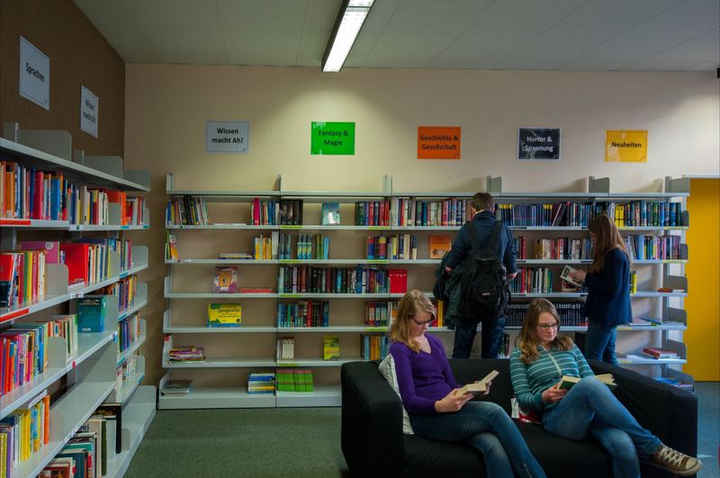 Schülerinnen und Schüler in der Schulbibliothek