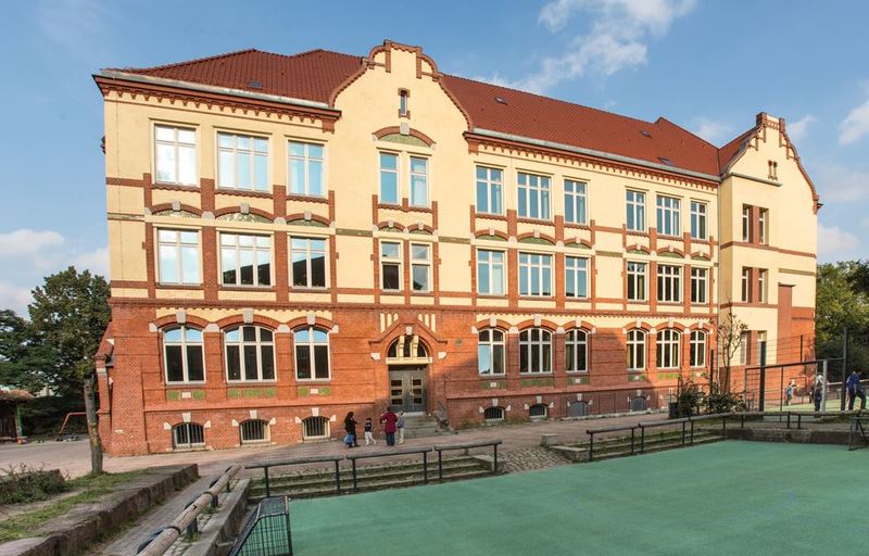 Außenansicht der Theodor-Haubach-Schule
