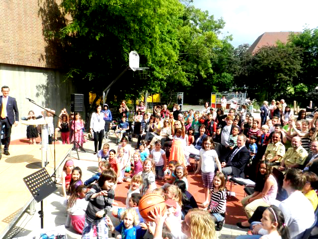 Schülerinnen, Schüler und Gäste auf dem Schulfest