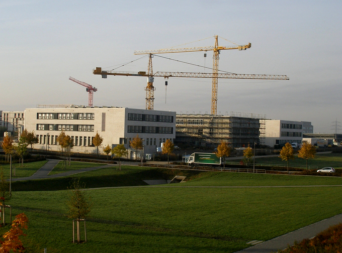 Schulgebäude mit Baukränen