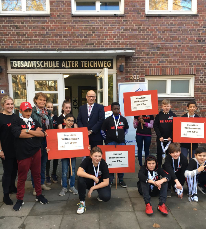 Senator Rabe mit Schülern beim Ganztagsschulkongress 2018