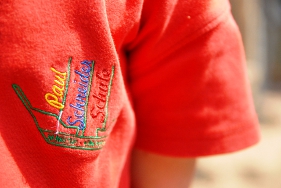 Rotes Schul-T-Shirt mit Logo "Paul-Schneider-Schule"