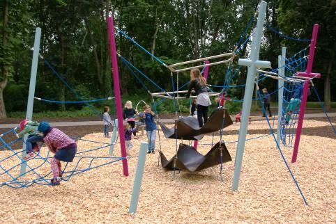 Schülerinnen und Schüler auf einem Kletterparcours