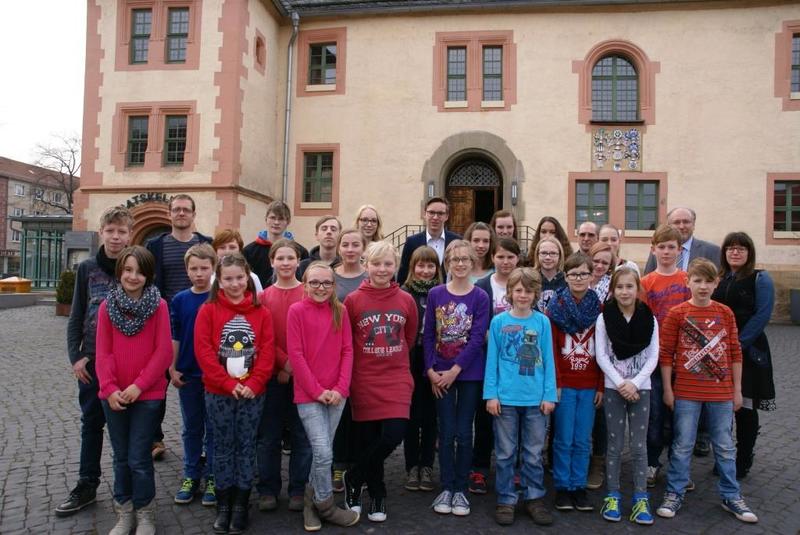 Schülergruppe vor dem Rathaus