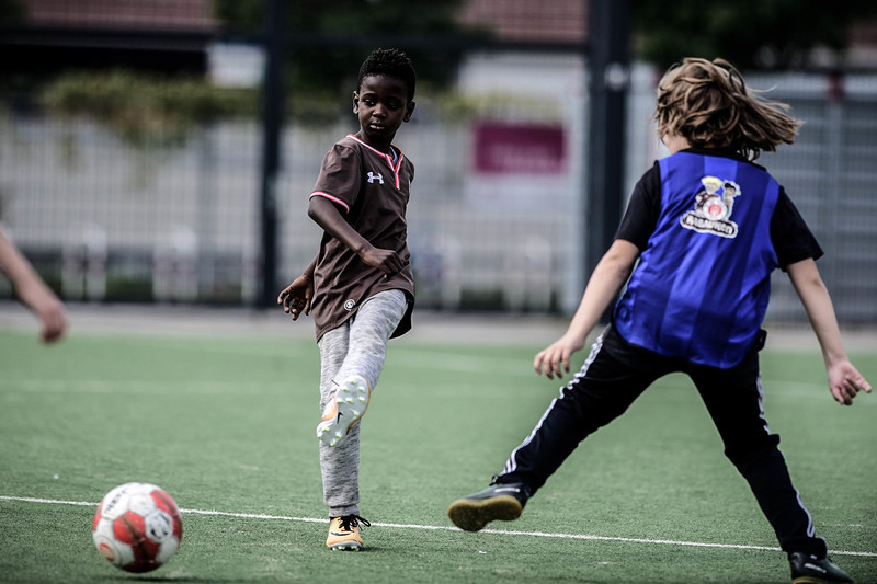 Schüler trainieren mit Ball