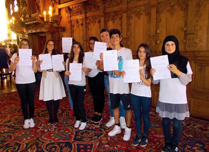 Schülerinnen und Schüler mit ihrem Sprachdiplom