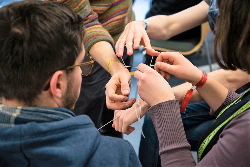 Schülerinnen und Schüler beim Fadenspiel