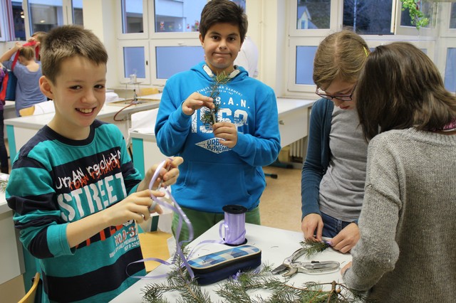 Schüler basteln Weihnachtsschmuck