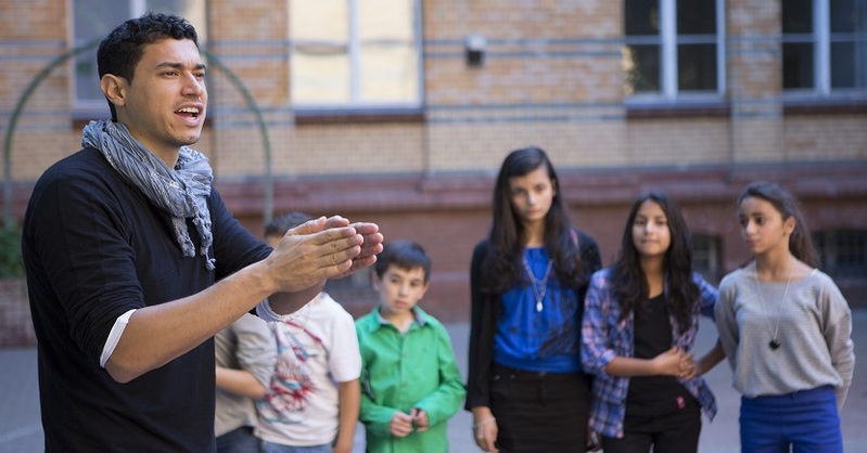 Teach First-Fellow mit Schülerinnen und Schülern