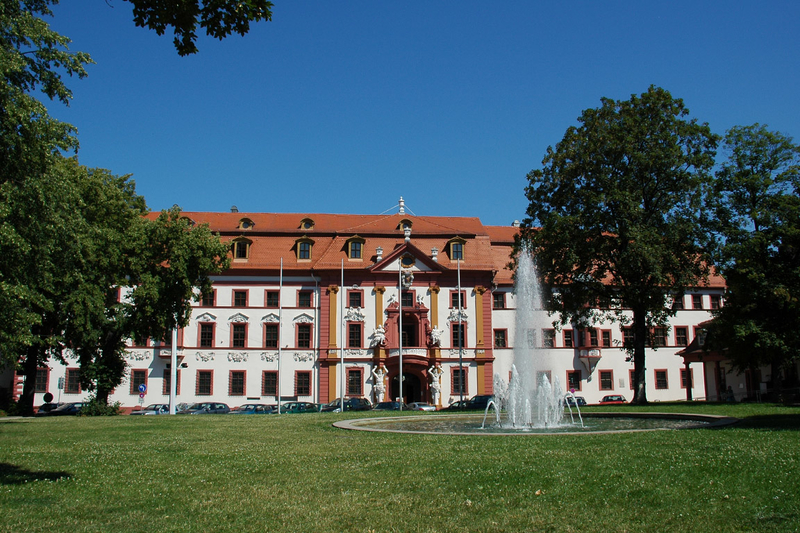Außenansicht der Thüringer Staatskanzlei, Bild von Lukas Götz via Wikicommons CC-BY-SA 3.0