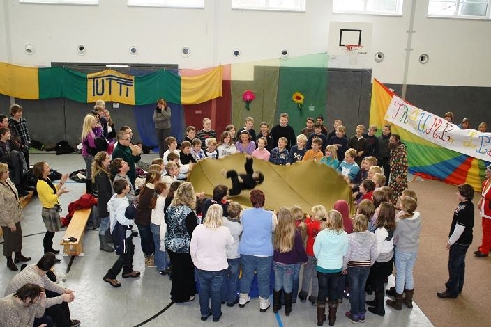 Schülerinnen und Schüler in der Sporthalle