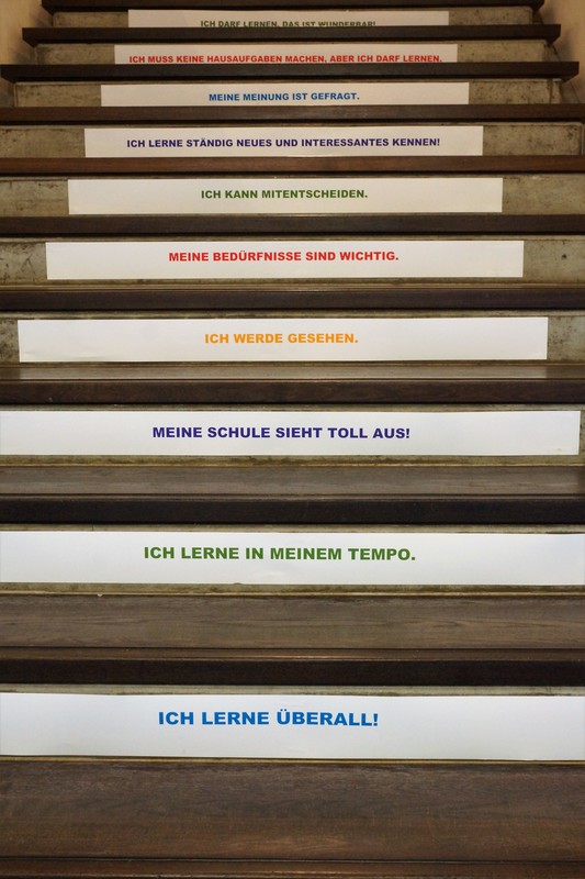 Treppe mit Aussagen von Schülern