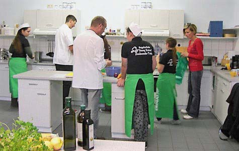 Schülerinnen und Schüler beim Hauswirtschaftsunterricht