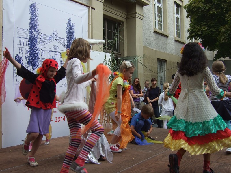 Schülerinnen führen beim Sommerfest einen Tanz auf