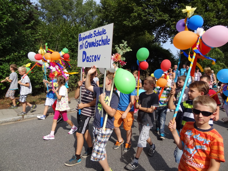 Schülerinnen und Schüler bei enem Umzug