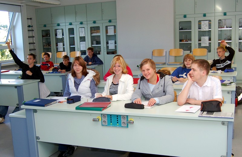 Schülerinnen und Schüler im Unterricht