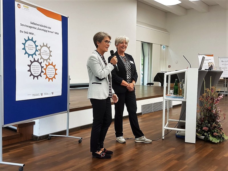 Birgit Schröder und Hiltrud Wöhrmann auf dem Podium