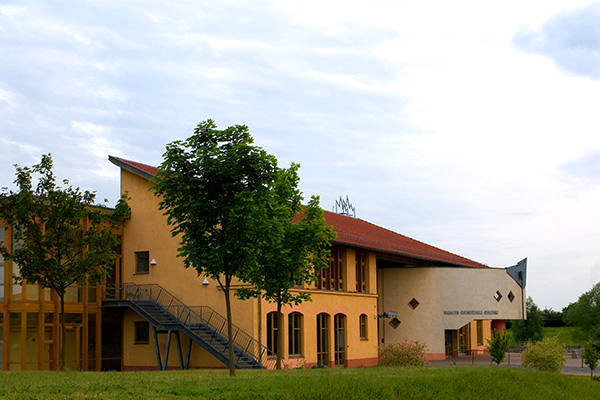 Außenansicht der Nashorn-Grundschule in Vehlefanz