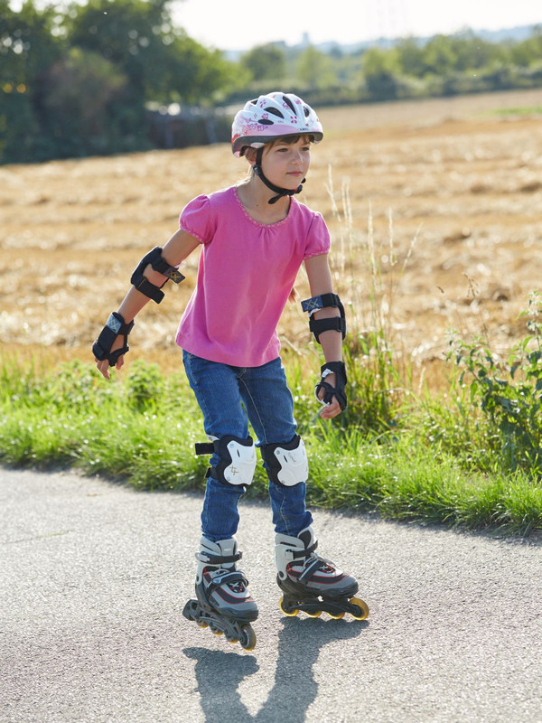 Mädchen am Inline Skaten