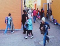 Kinder auf dem Schulhof
