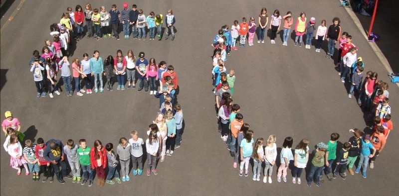 Schülerinnen und Schüler bilden eine "50"