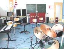 Musikraum mit verschiedenen Instrumenten