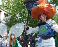 Straßen-Darbietung von 16 Schülern auf einem Stadtteilfest mit selbstgefertigten Kostümen