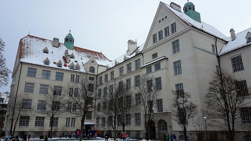 Außenansicht der Grundschule am Winthirplatz in München