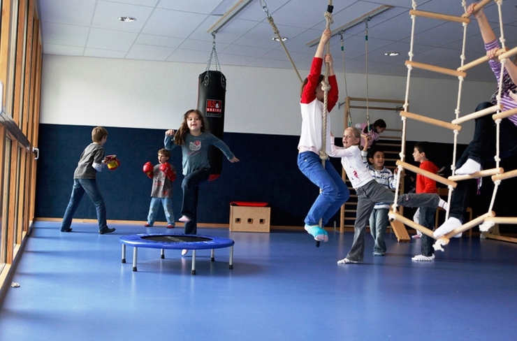 Schüler klettern und spielen im Tobeparadies