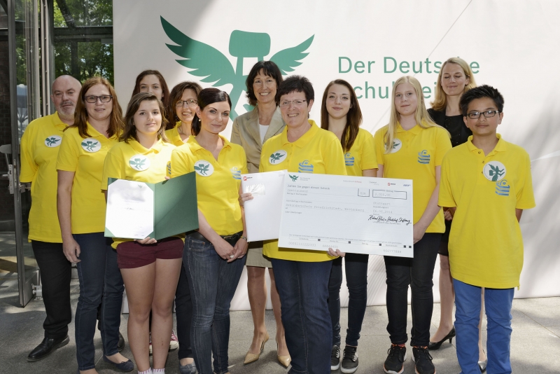 Scheckübergabe beim Deutschen Schulpreis 2014 mit der Delegation aus Wittenberg um Schulleiterin Ines Petermann